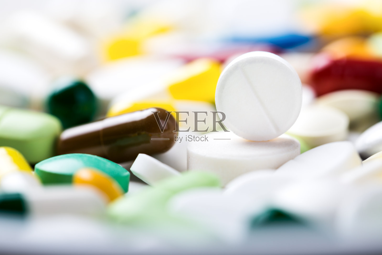 有很多不同的药片和胶囊照片摄影图片