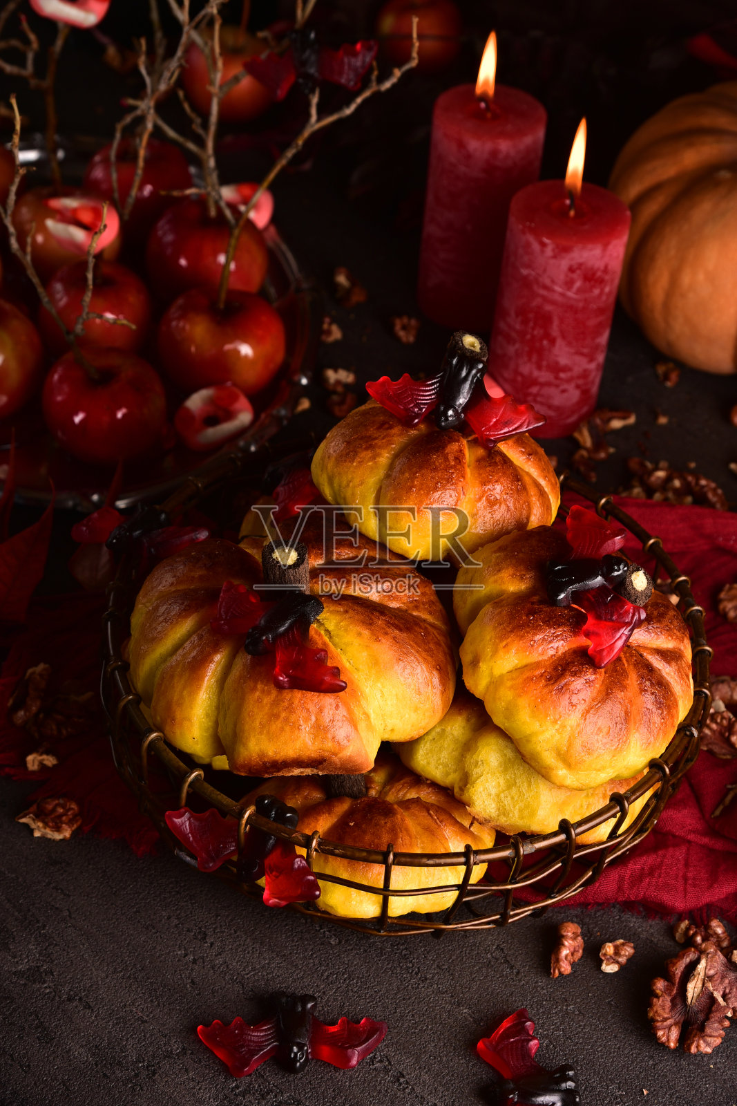万圣节的静物和食物。糖果,苹果、糖果。照片摄影图片