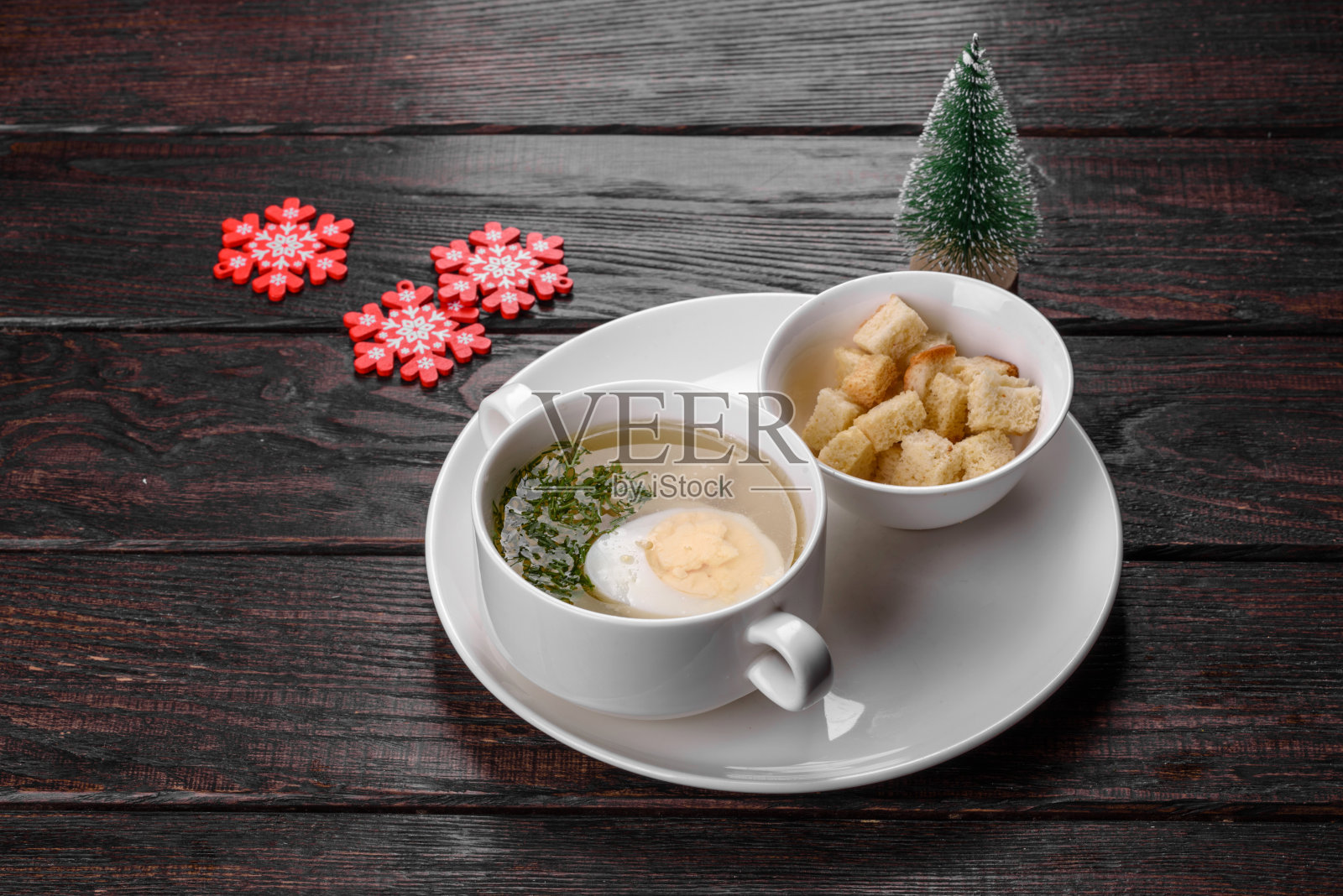 为圣诞餐桌准备的美味新鲜的汤照片摄影图片