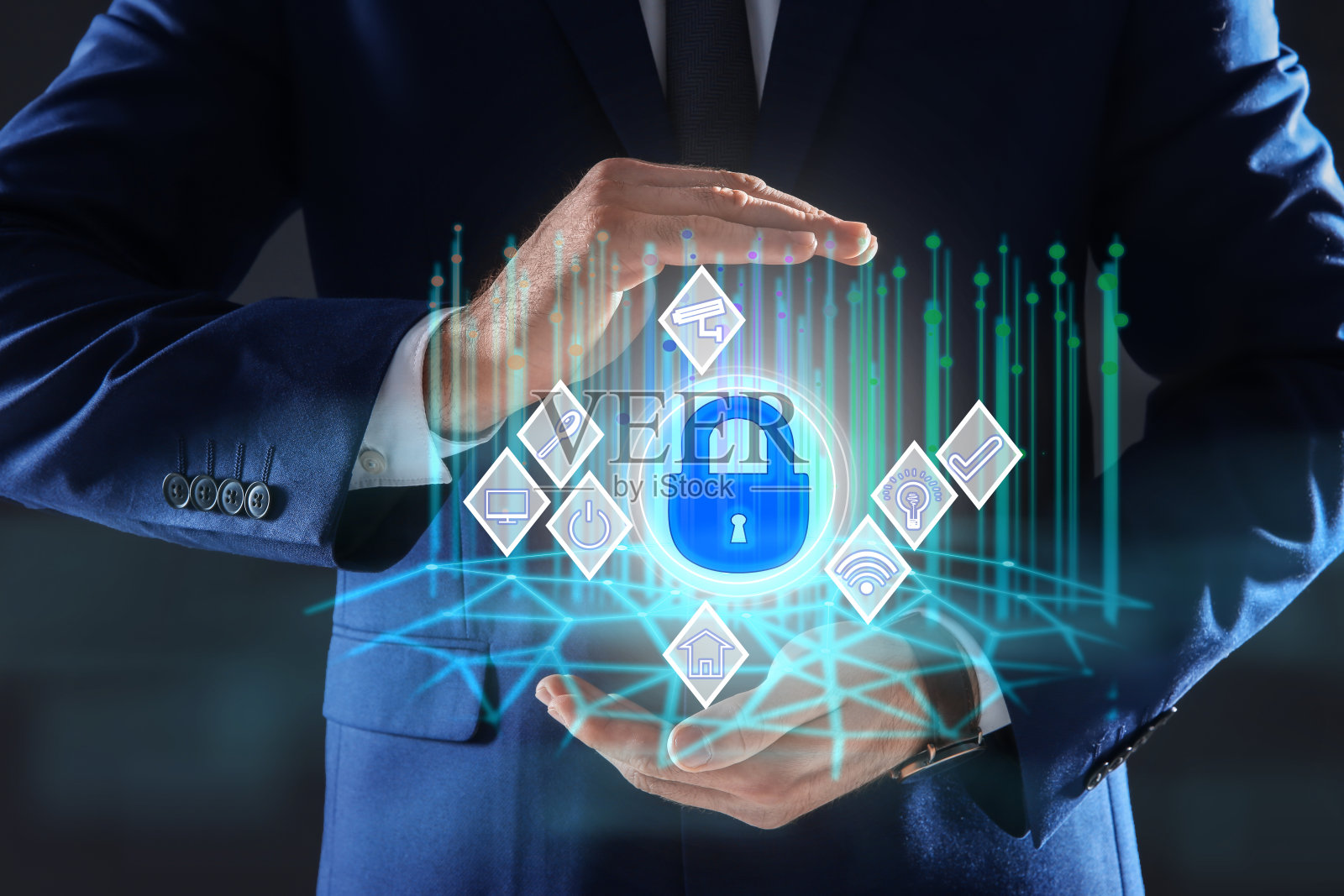 家庭安全的概念。男子演示数字锁在黑暗的背景，特写照片摄影图片