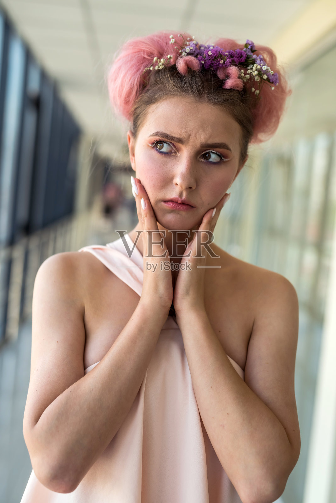 一幅嘴里衔着鲜花的年轻女子的时尚肖像照片摄影图片