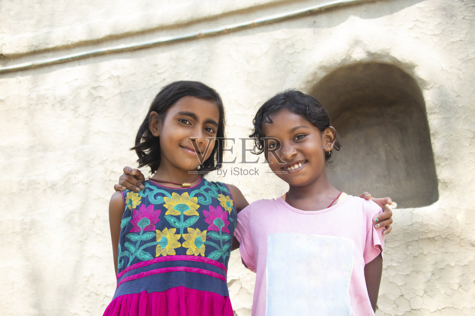 两个可爱的农村孩子在家里合照照片摄影图片