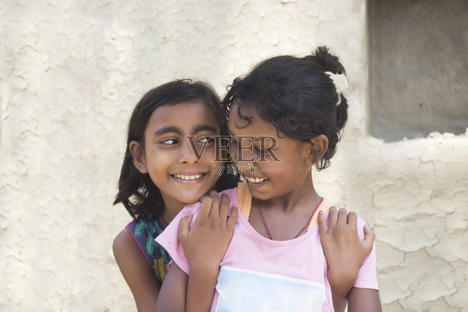 两个农村女孩相拥的画像照片摄影图片