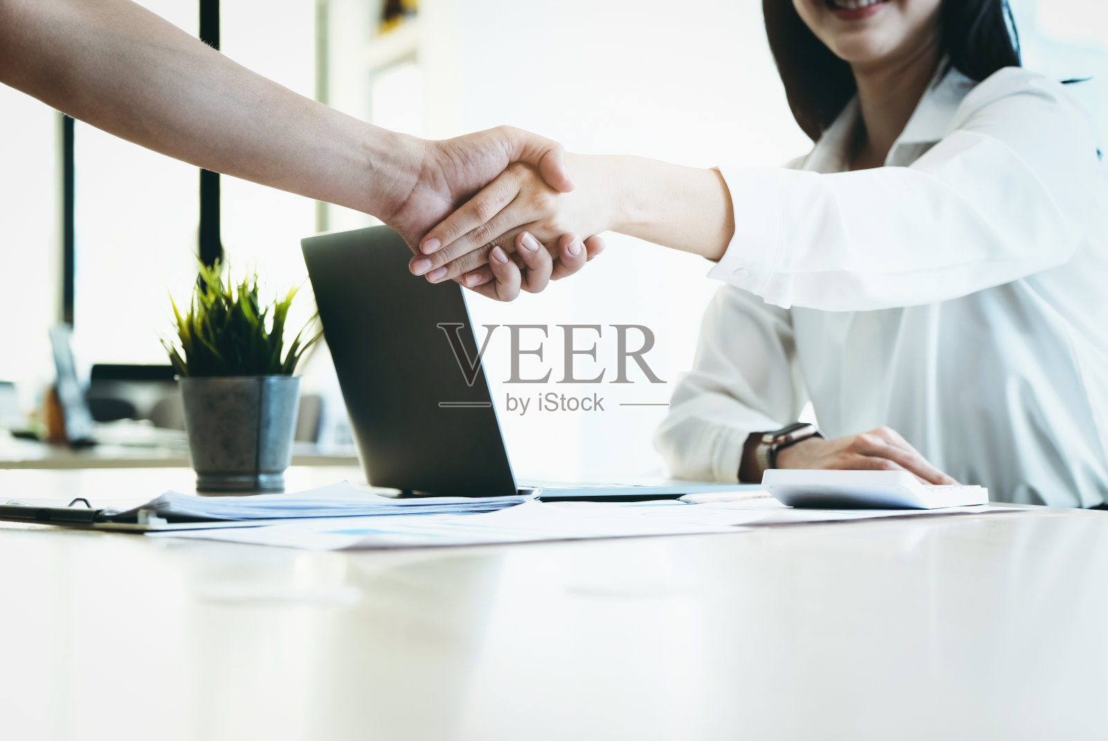 下个月，年轻的女企业家们将在办公室与伙伴们合作，为提高质量计划增加商业投资网络。协议的概念。照片摄影图片