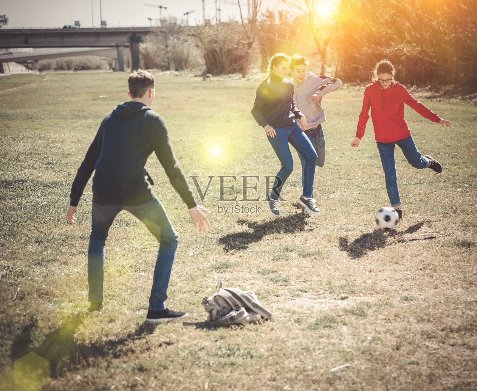 欢快的青少年朋友在户外打球照片摄影图片