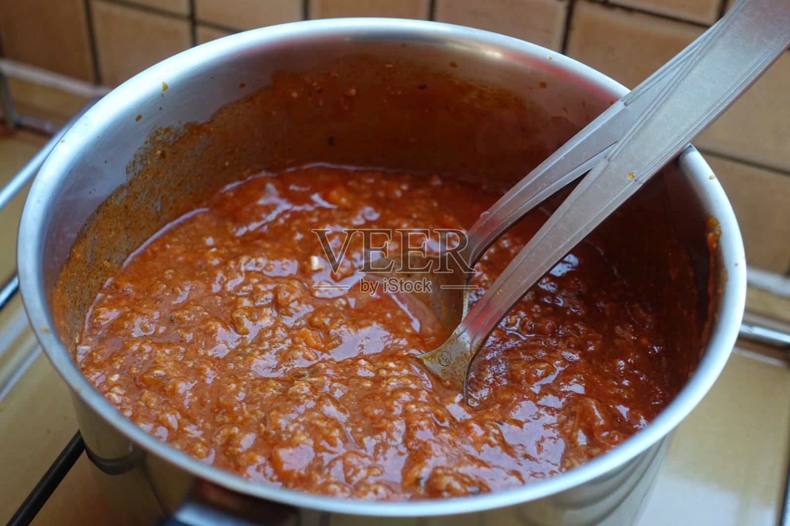 在平底锅中煮肉酱，番茄酱和碎牛肉照片摄影图片