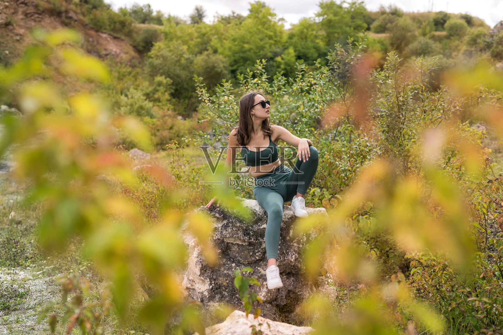 美丽的模特女孩在采石场或山附近的岩石照片摄影图片
