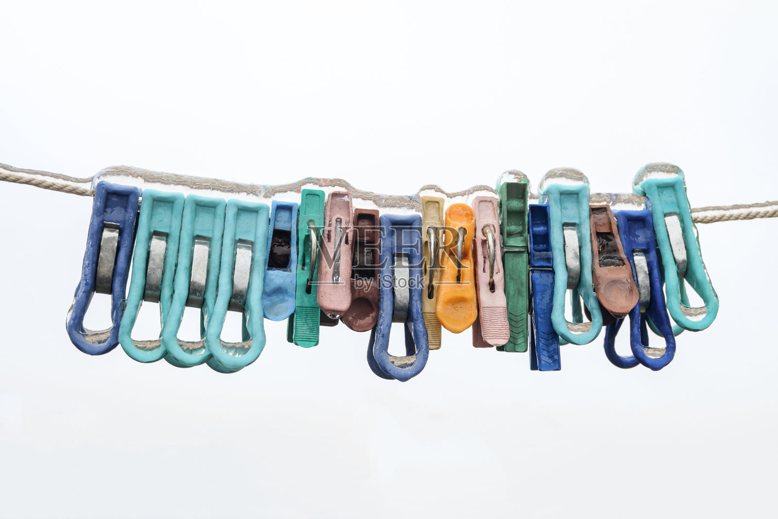 冻雨过后，衣服挂在结满冰的绳子上照片摄影图片