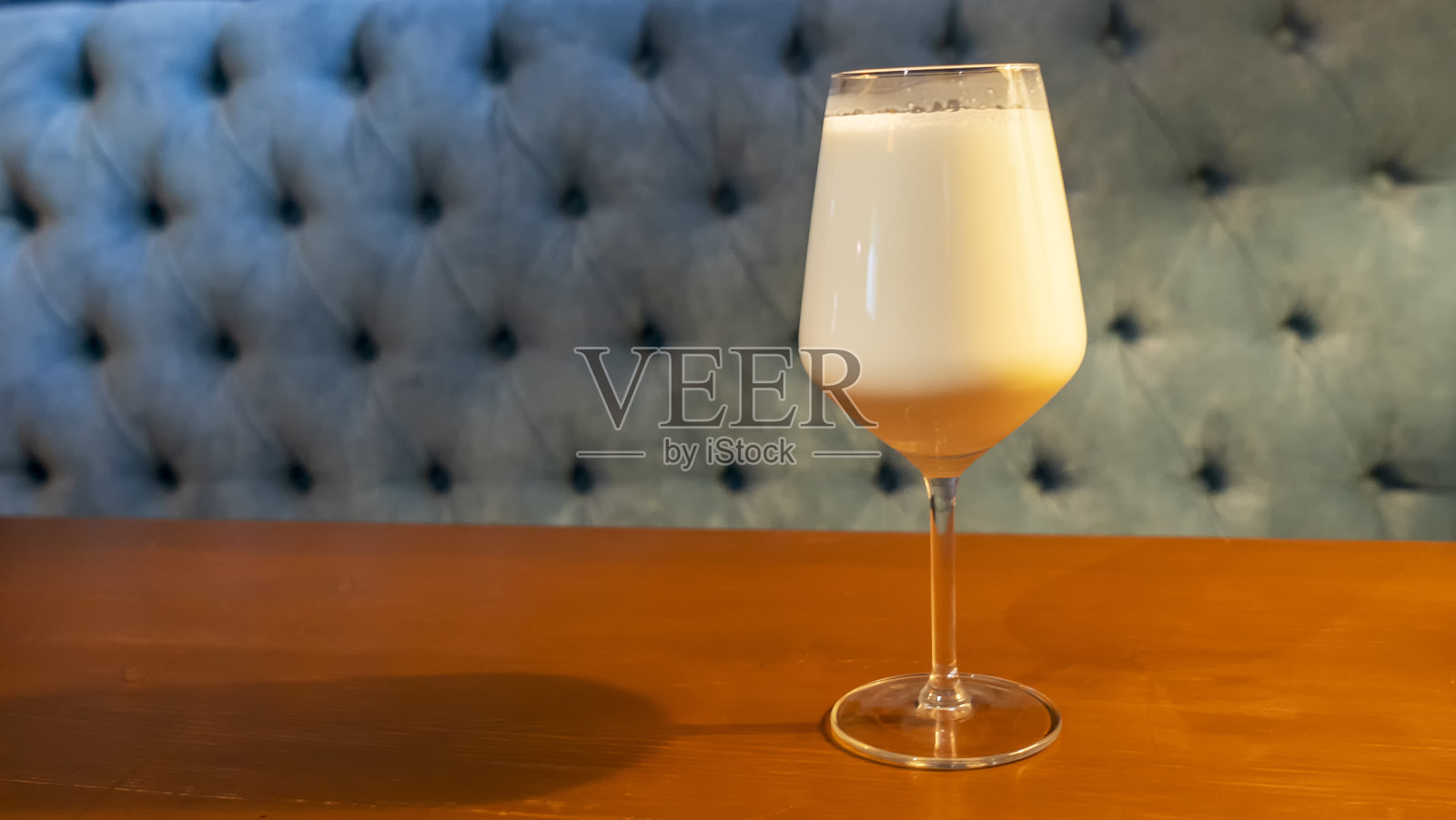 木桌上的丁克。木桌上有一杯啤酒。放松的概念。照片摄影图片