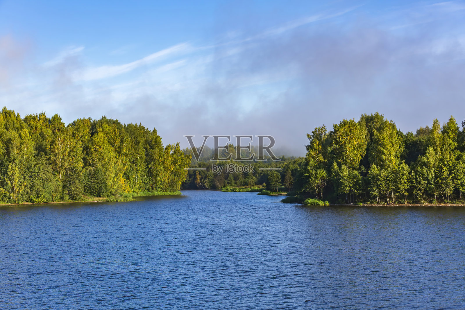 风景如画的河流和郁郁葱葱的秋天海岸照片摄影图片