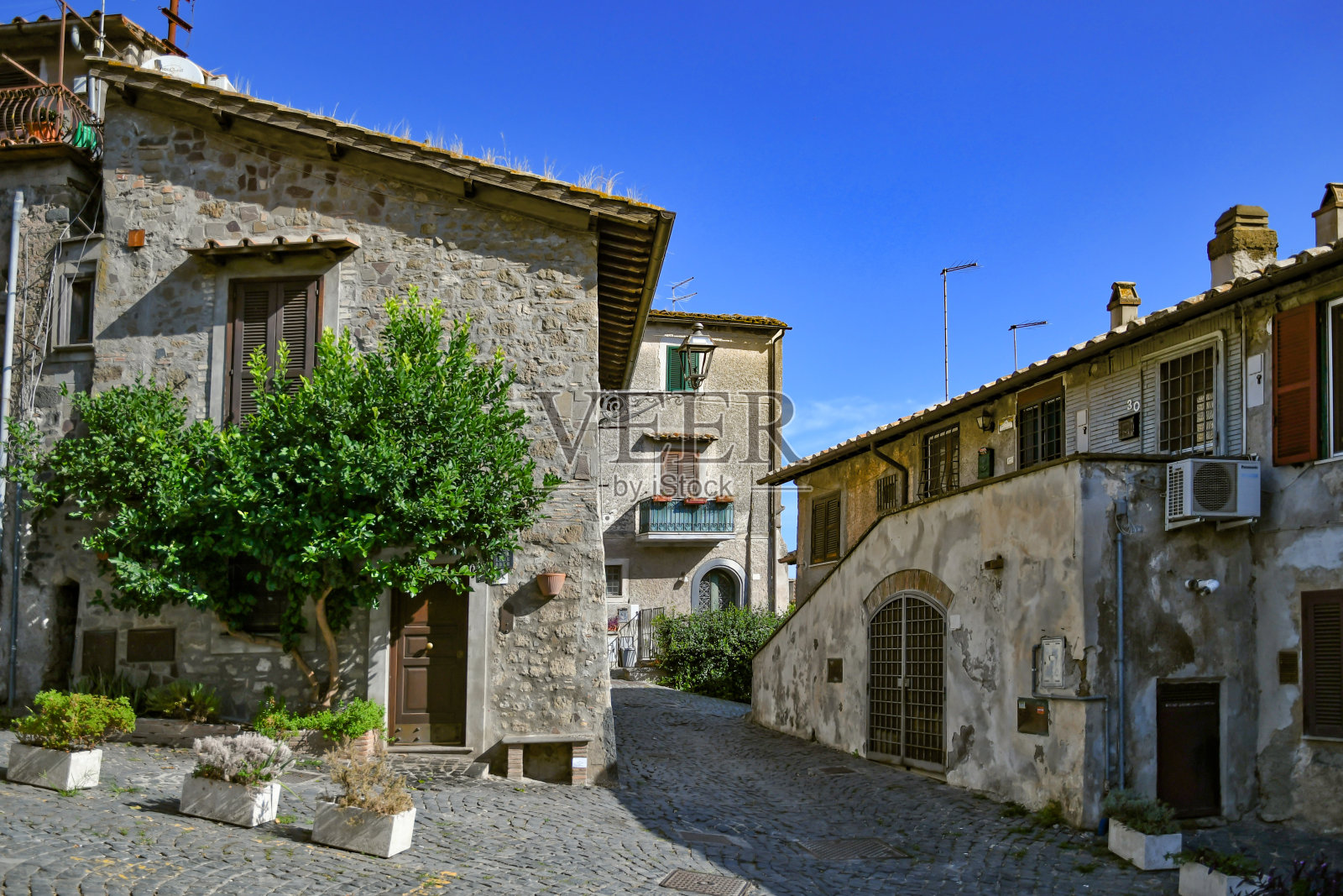意大利的安圭拉拉萨巴齐亚村。照片摄影图片
