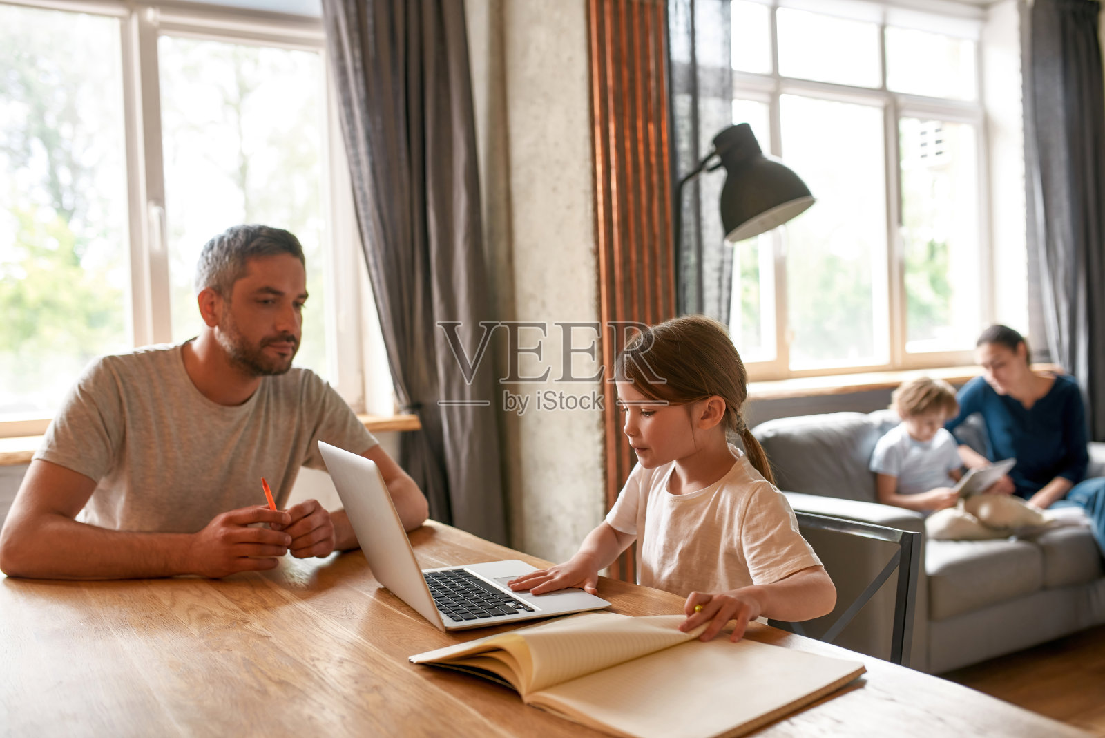 聪明的少女在电脑上在线做作业照片摄影图片