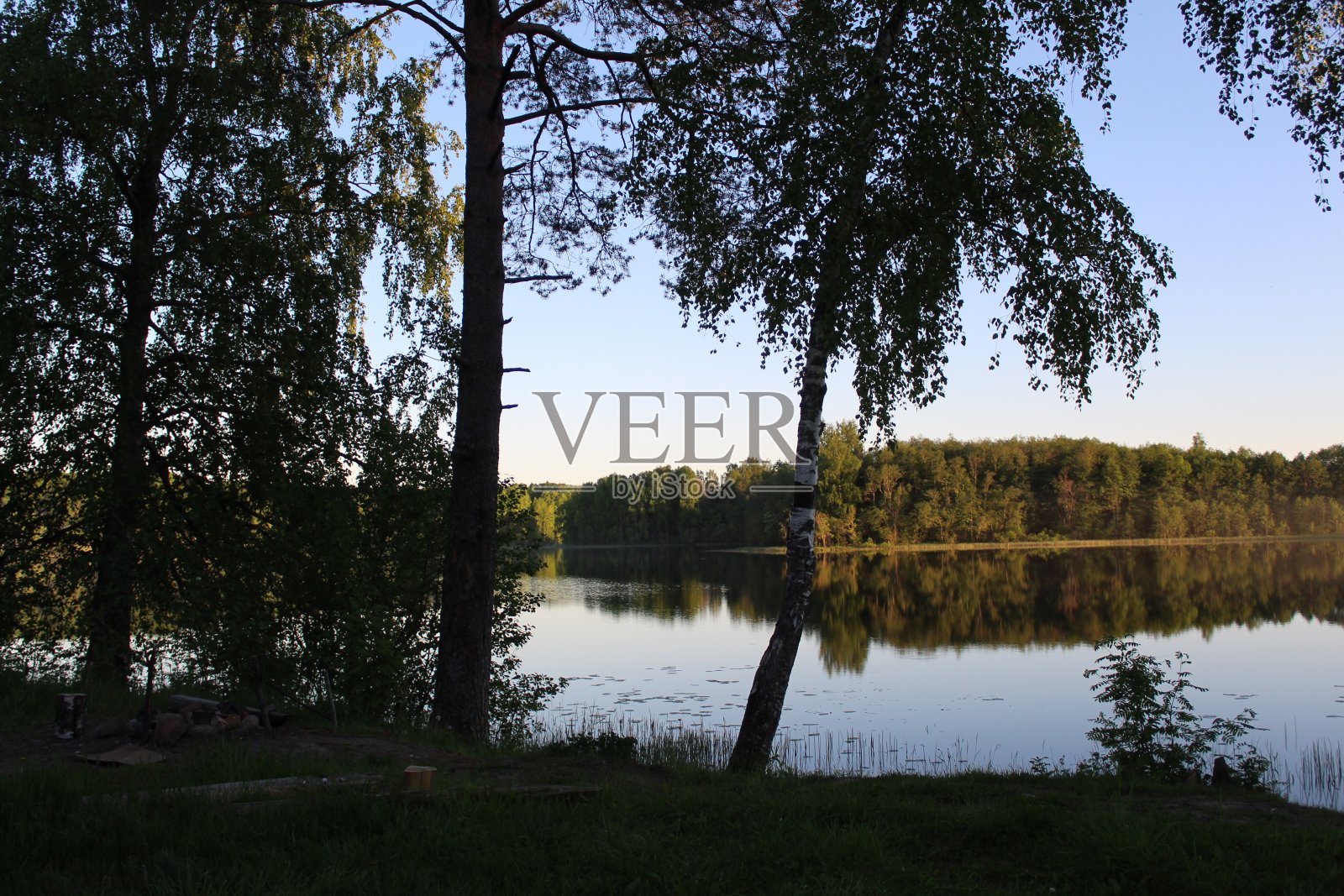 傍晚湖边风景优美照片摄影图片