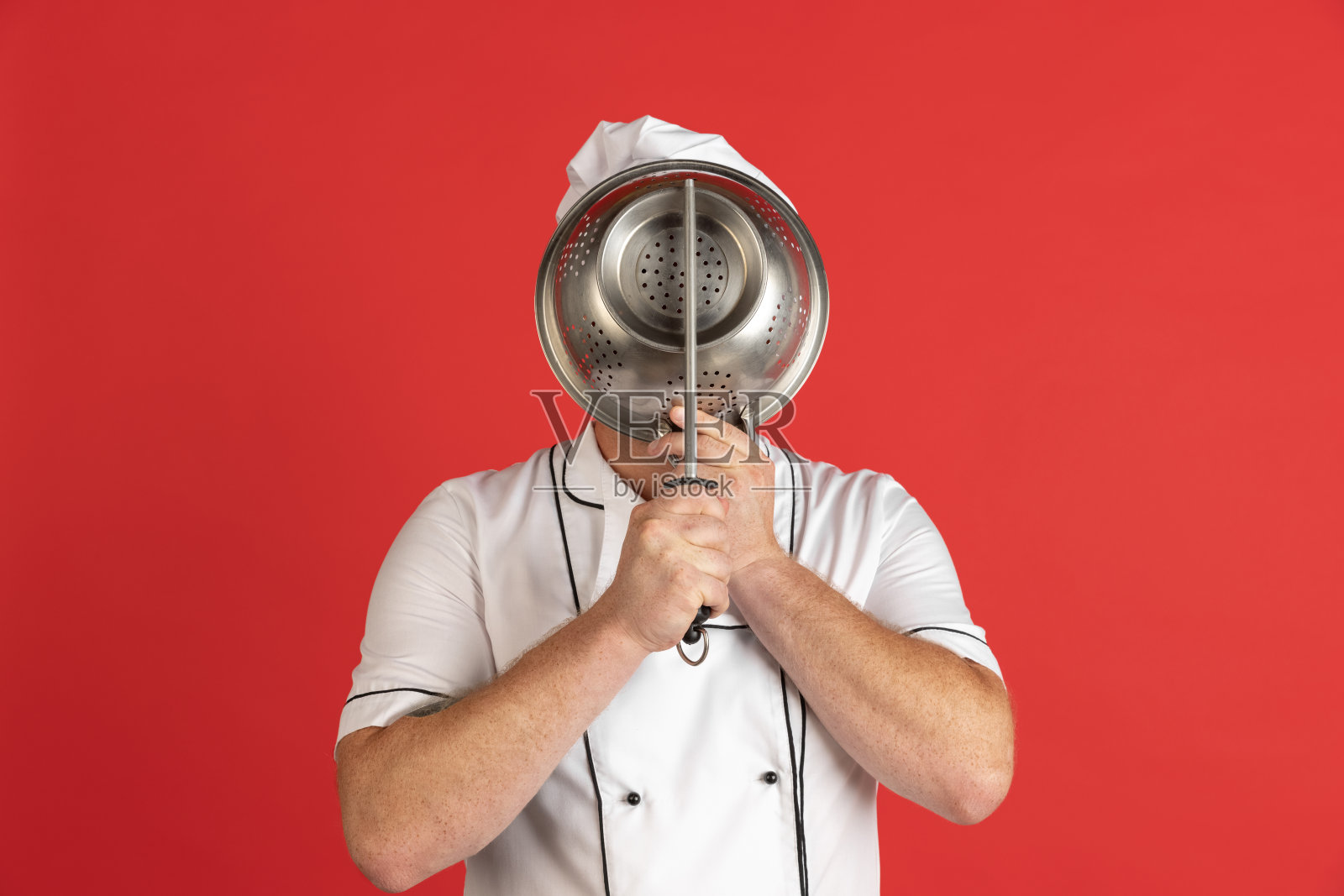 漫画人物有一些大胡子的男人，厨师，男厨师在红色的演播室背景下，穿着白色制服玩孤立。工作概念，职业，幽默。照片摄影图片