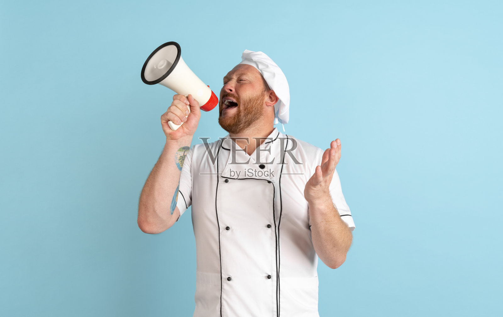 漫画中有一些留着胡子的男人，厨师，身穿白色制服的男厨师，在蓝色背景下对着麦克风大喊大叫。工作概念，职业，幽默。照片摄影图片
