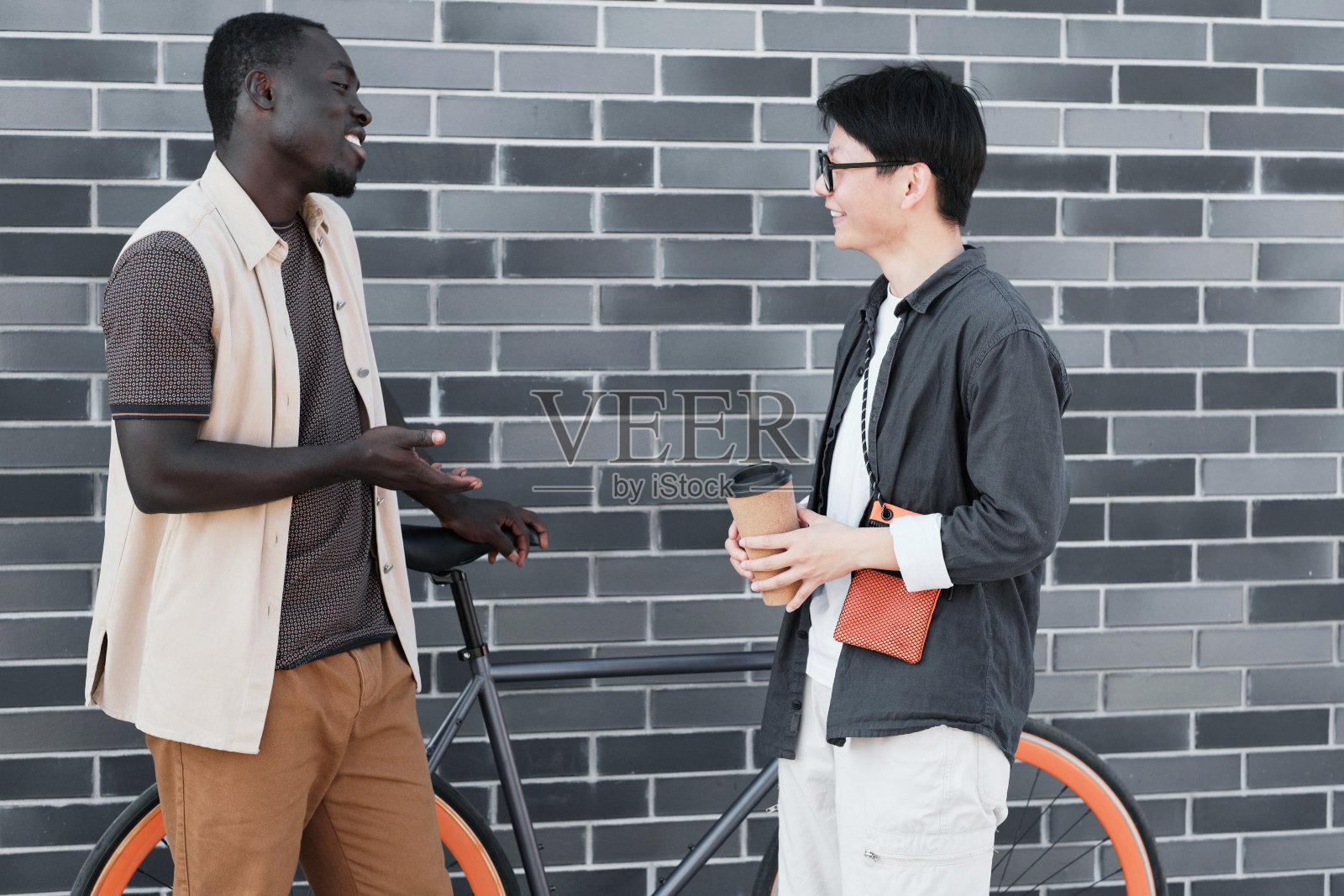 时髦的男人和女人在聊天照片摄影图片