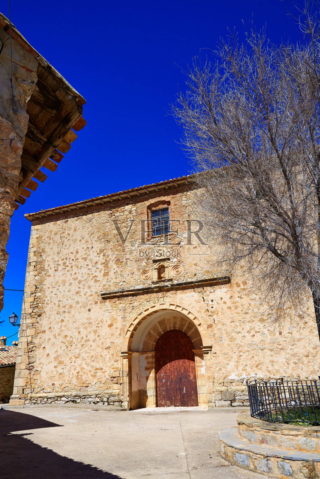 位于特鲁埃尔的阿尔巴拉辛山脉的莫斯卡登教堂照片摄影图片