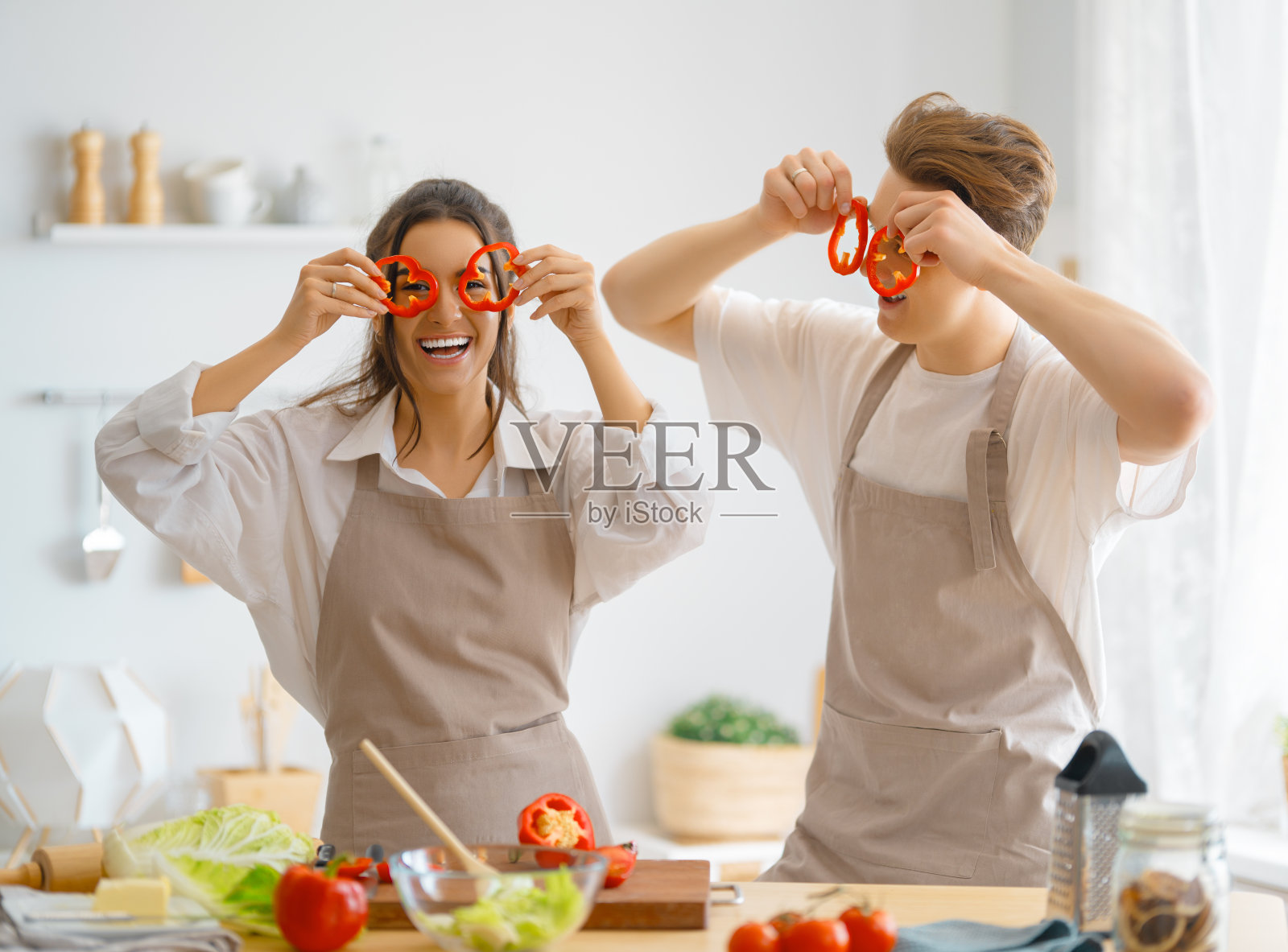 相爱的夫妇正在准备合适的饭菜照片摄影图片