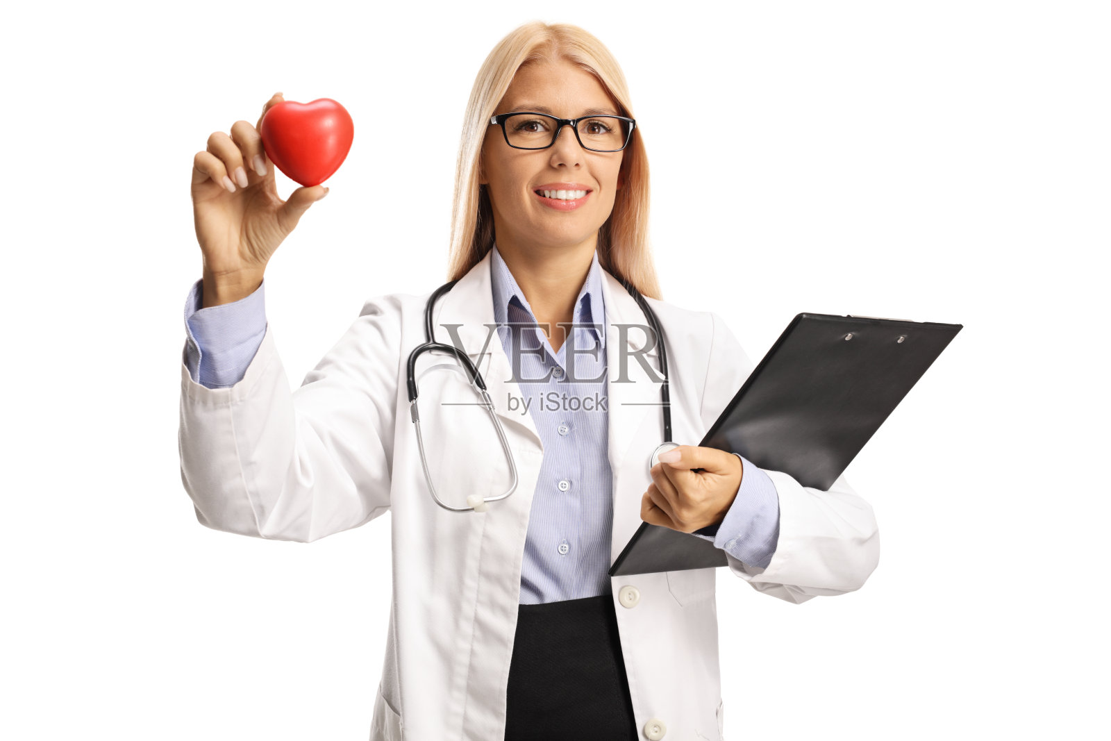 年轻的女心脏病医生手持一颗红心和一个剪贴板照片摄影图片