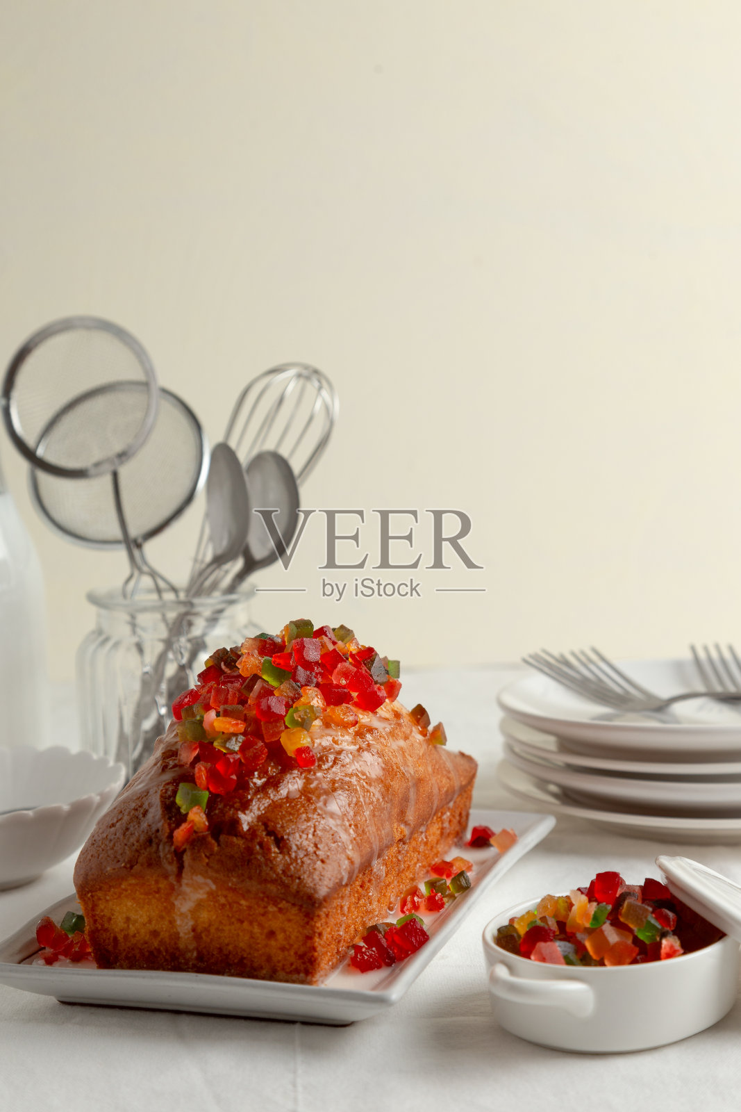 装饰有干果的英式蛋糕照片摄影图片