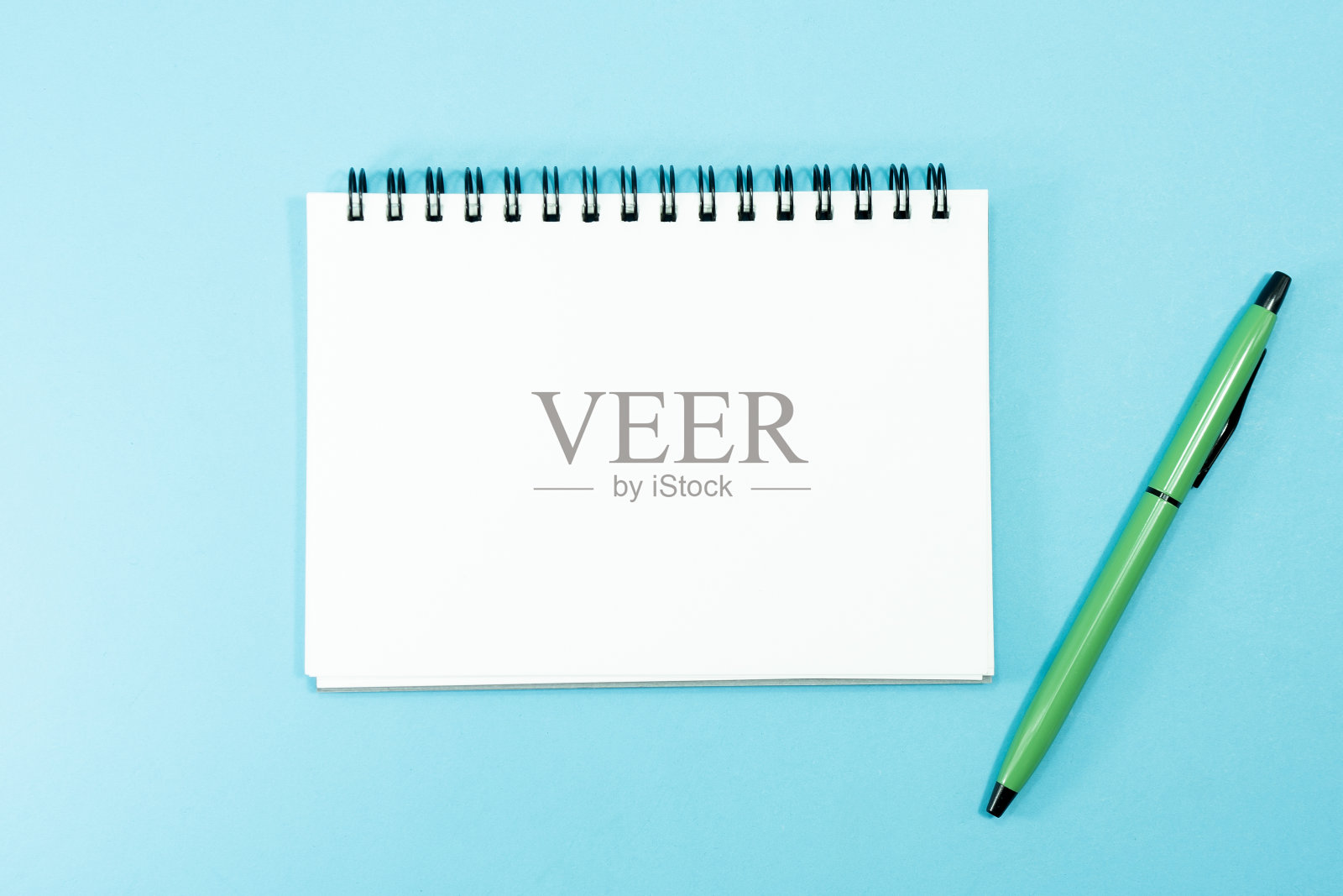 一支带笔记本的笔，用来记录每天的旅行。照片摄影图片