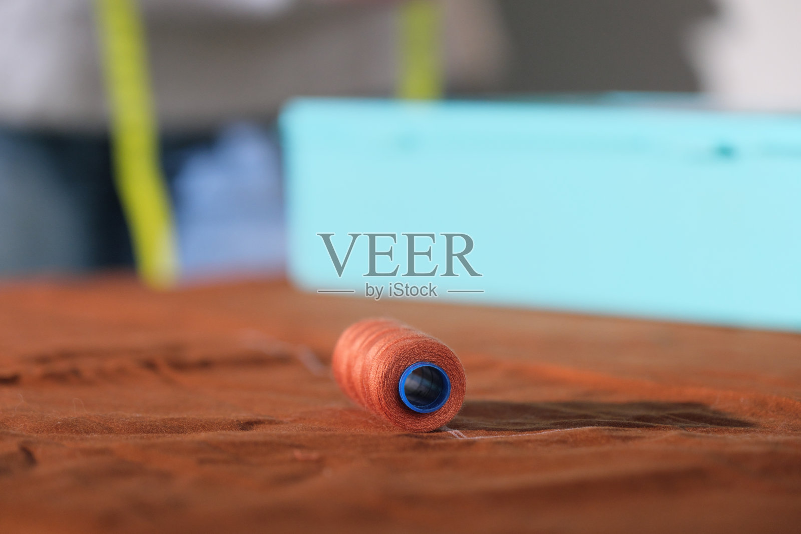 一个女人在家里做针线活照片摄影图片