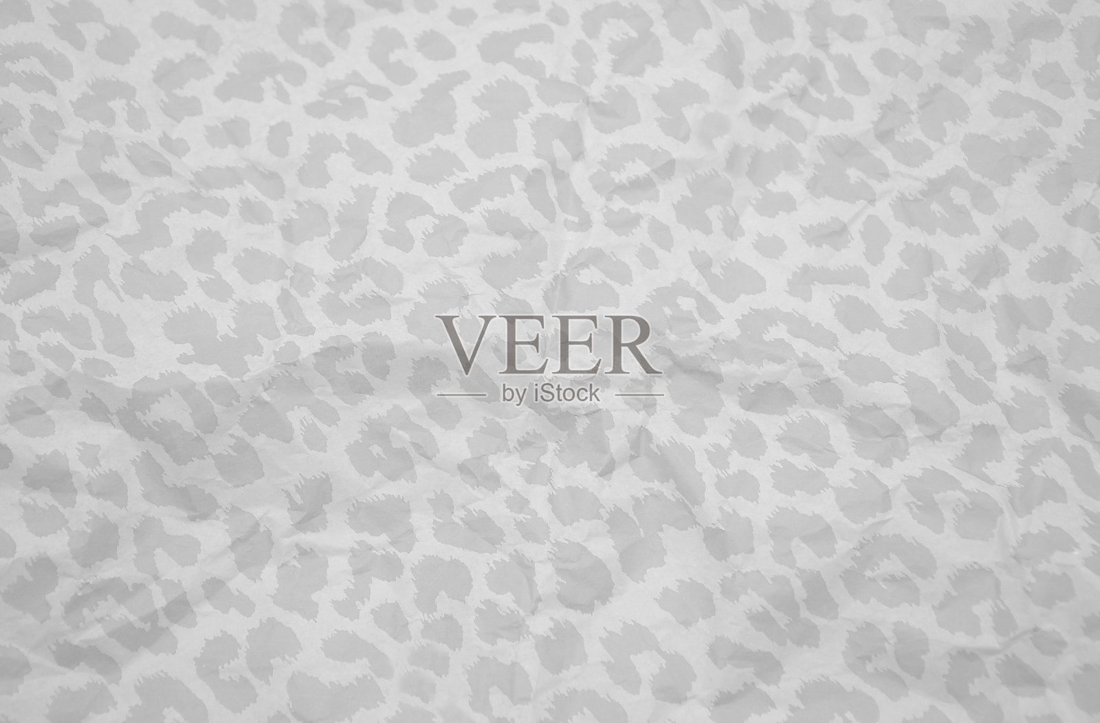 皱巴巴的包装纸背景是灰色的。豹的模式。照片摄影图片