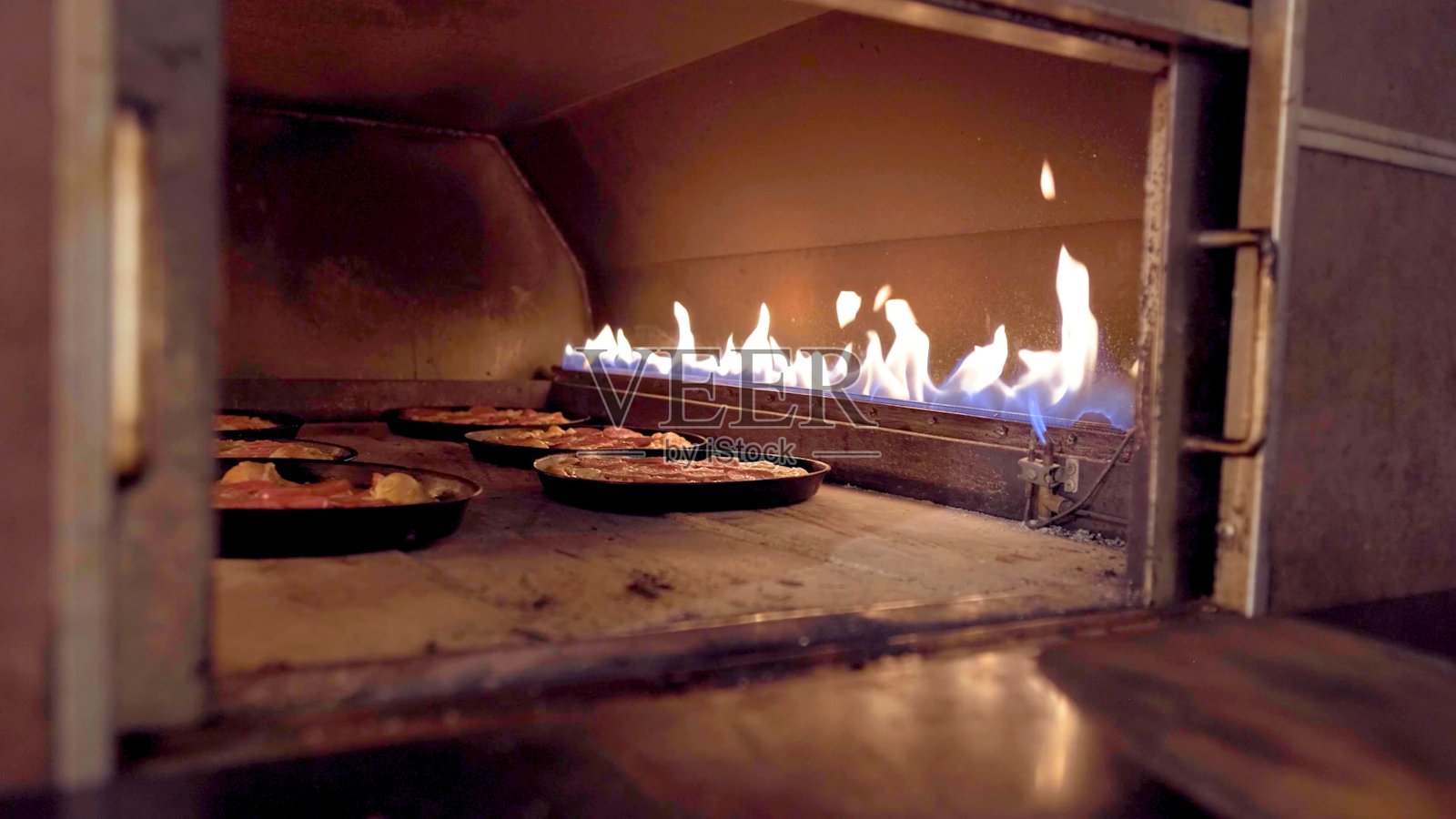 传统烤箱里的照片照片摄影图片