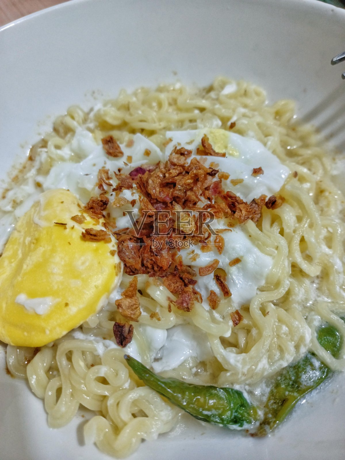 鸡肉咖喱方便面配鸡蛋和辣椒照片摄影图片