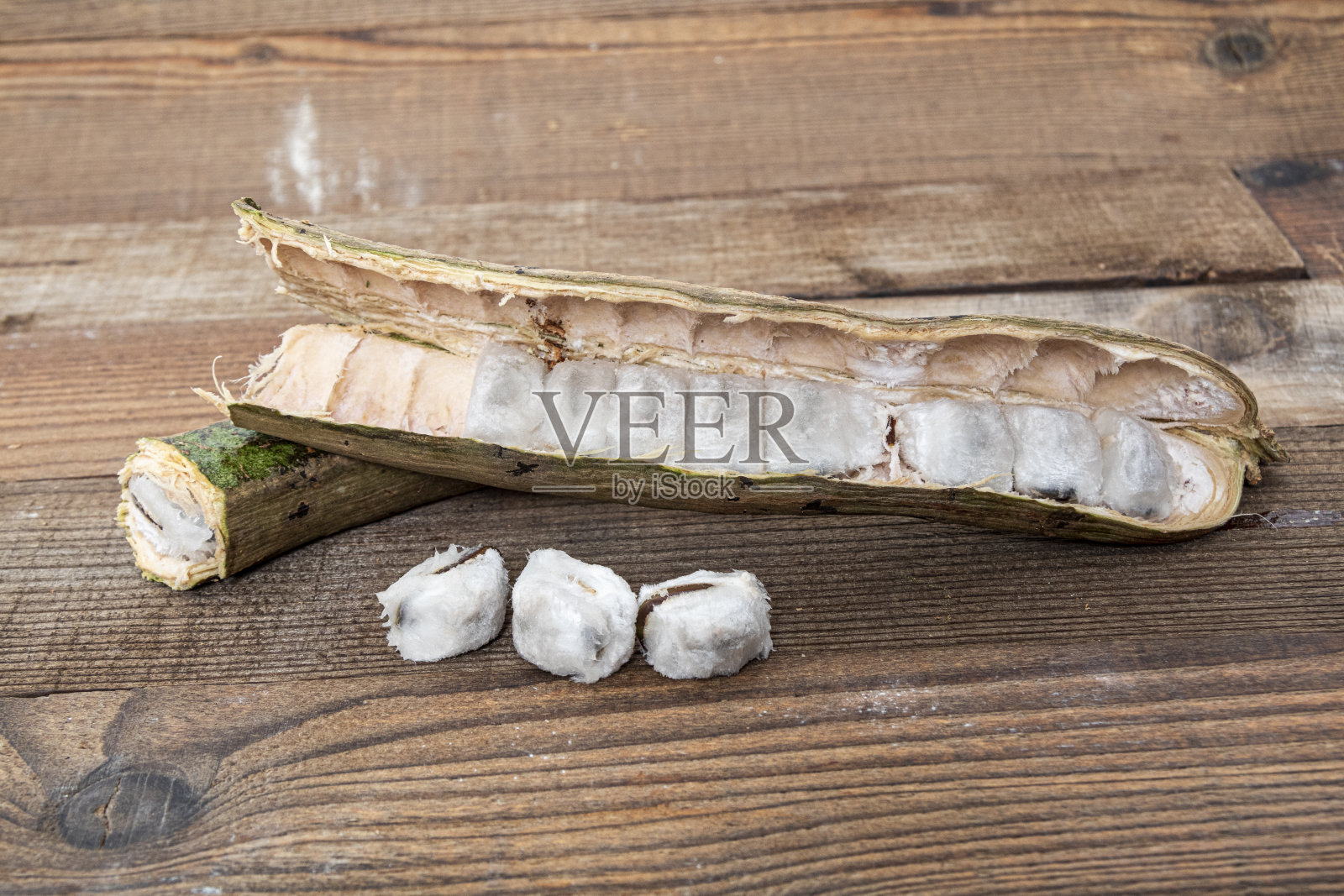 瓜玛水果（Inga edulis）木纹背景照片摄影图片