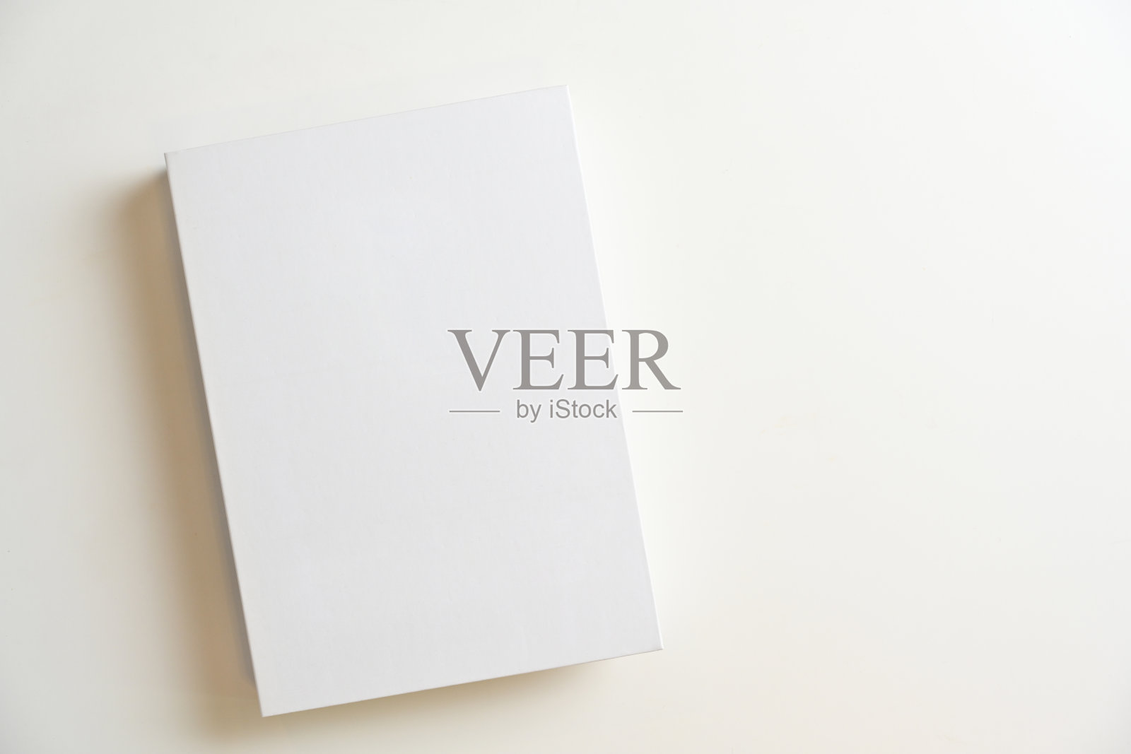 白色空白的书封面为蒙太奇在白色的背景。俯视图照片摄影图片