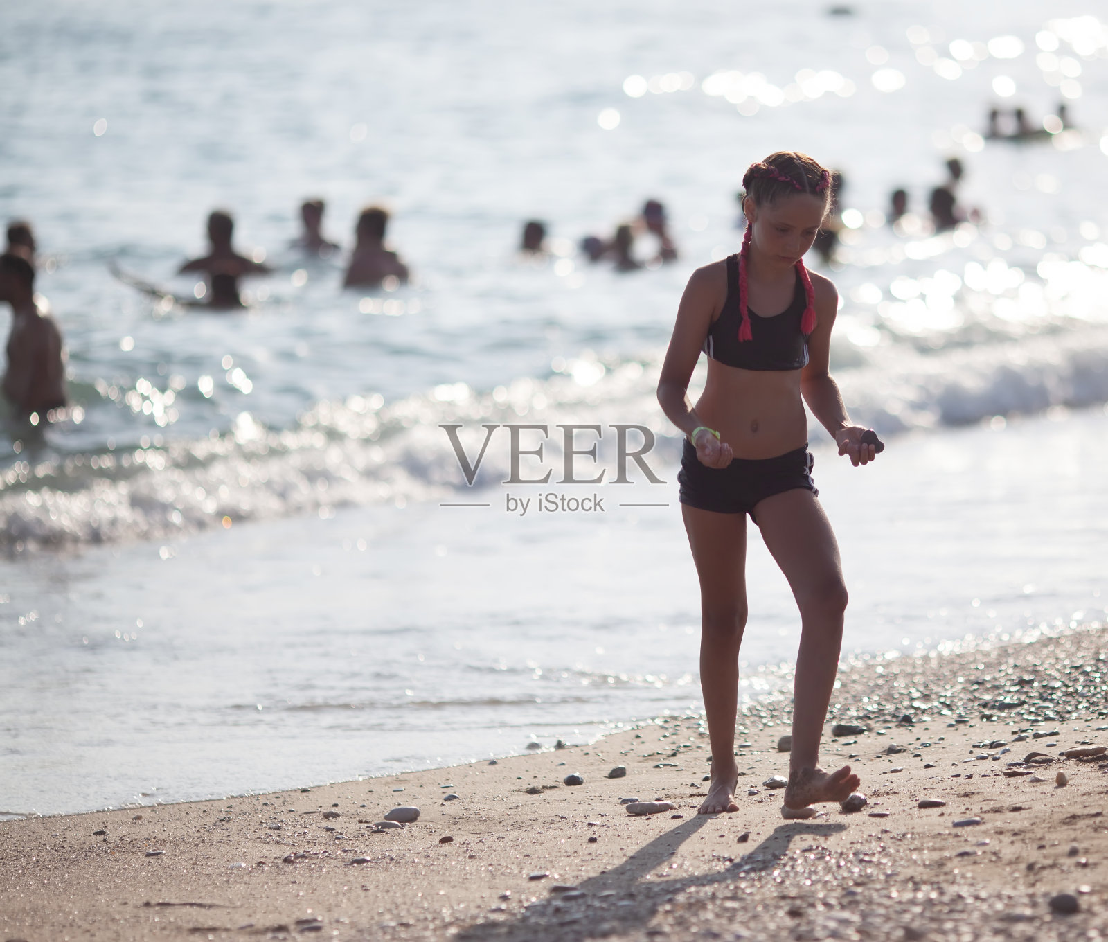 在海滩上散步的9岁女孩照片摄影图片