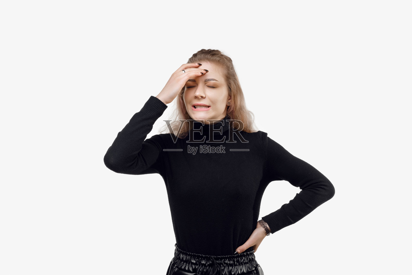 紧张的年轻女子犯了错误，看起来很沮丧，摸了摸头，忘记或记得，感到内疚，感到尴尬照片摄影图片