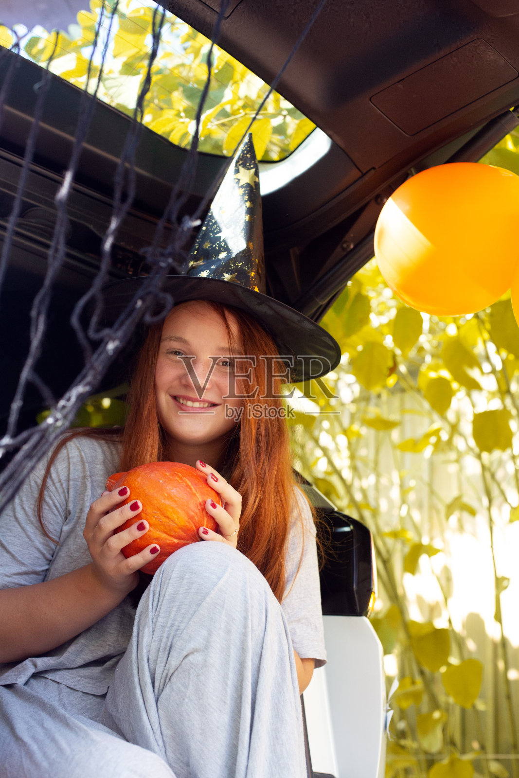 少女时代Z红发女巫庆祝万圣节汽车后备箱照片摄影图片
