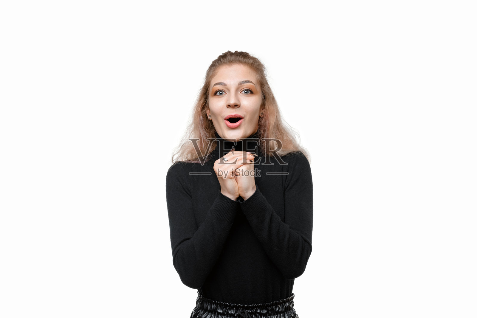 梦幻年轻女子的肖像许愿，握紧拳头，满怀希望地祈祷。幸运与梦想的概念照片摄影图片