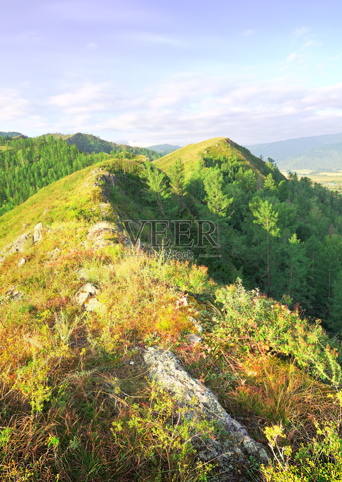 上乌蒙村上方的山脉照片摄影图片