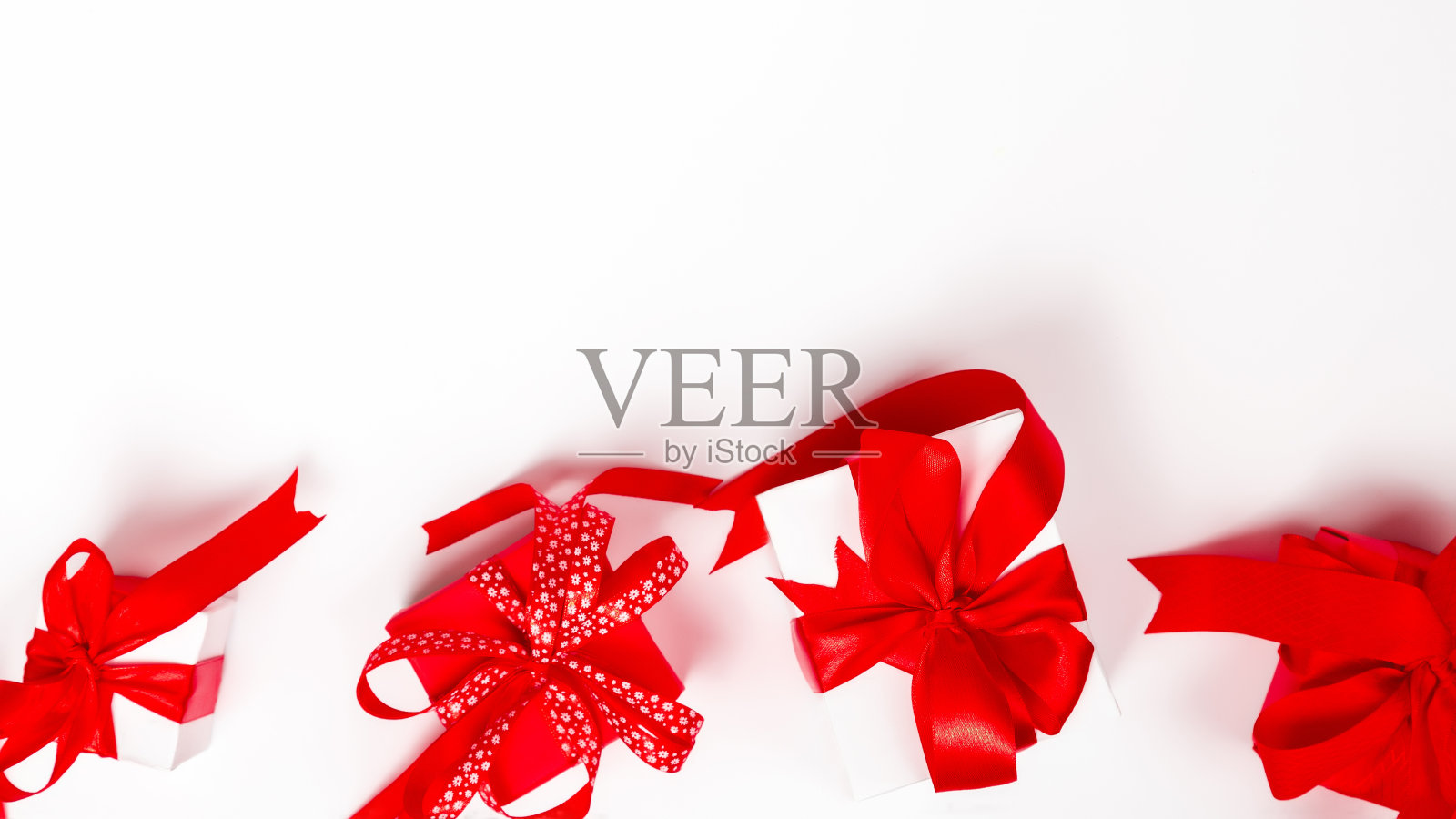 圣诞节背景红色圣诞礼物在白色的背景。圣诞贺卡快乐。寒假主题。新年快乐概念。照片摄影图片