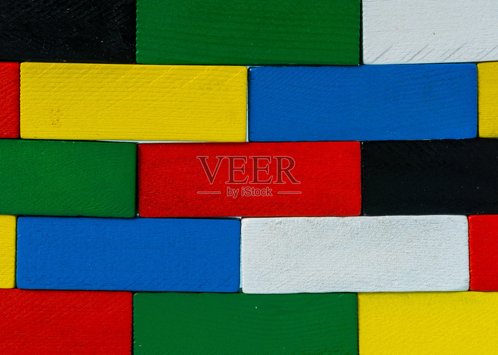 堆叠的彩色木制长方体形状完美的背景。照片摄影图片