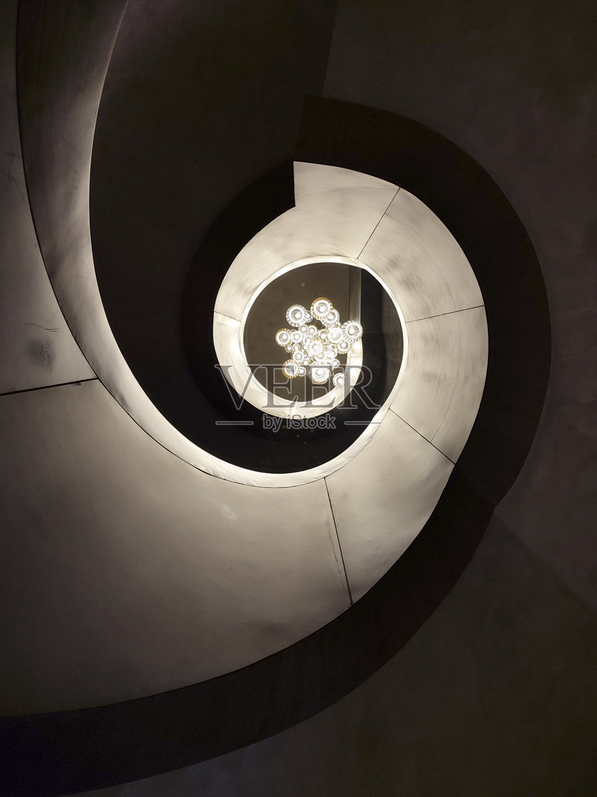 现代家庭室内的弯曲楼梯照片摄影图片