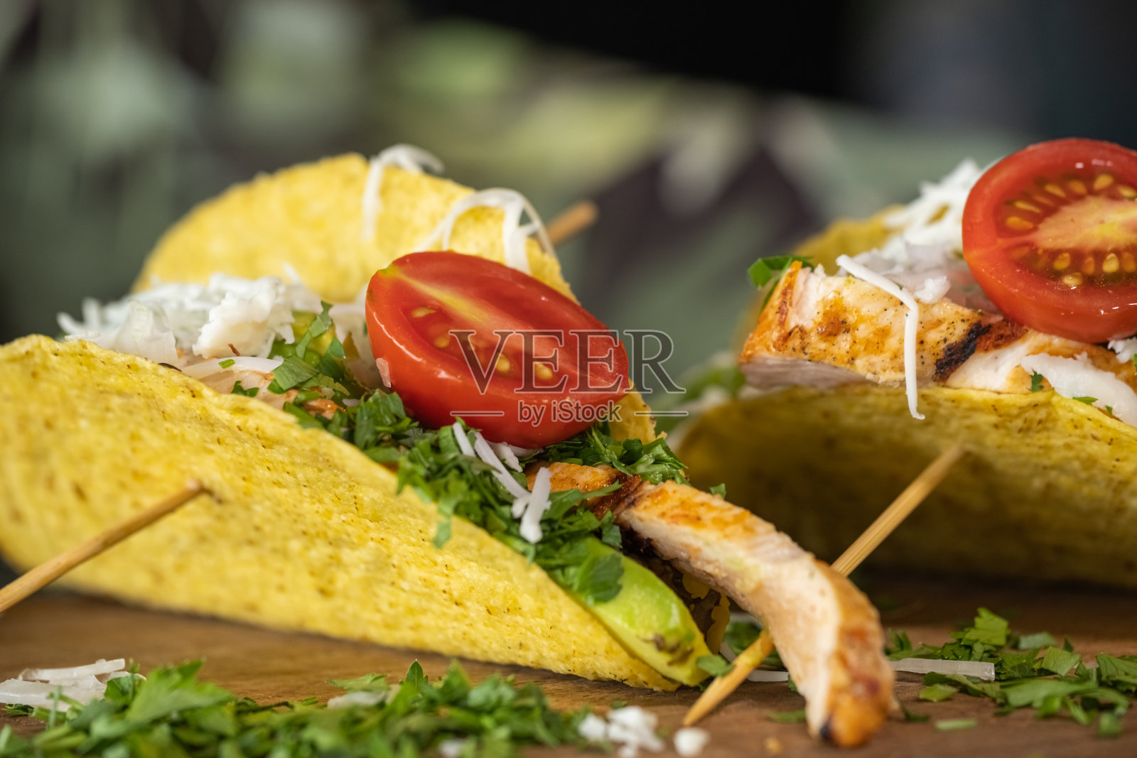 自制牛油果鸡肉卷照片摄影图片