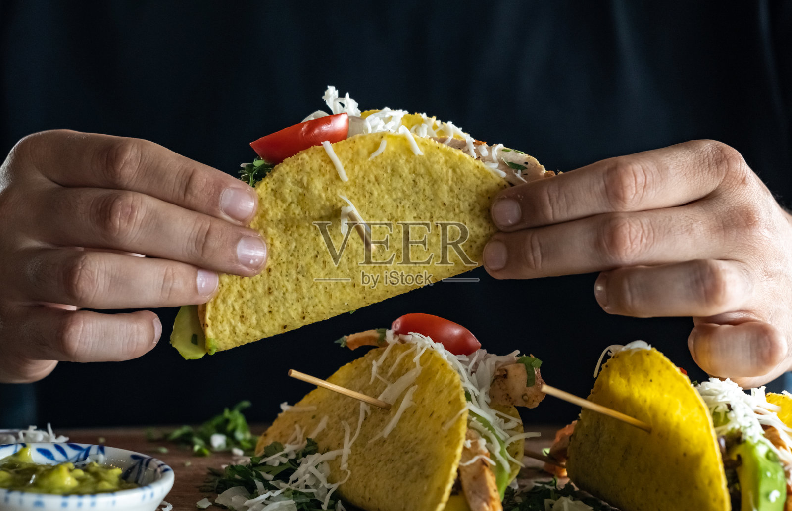 自制牛油果鸡肉卷照片摄影图片