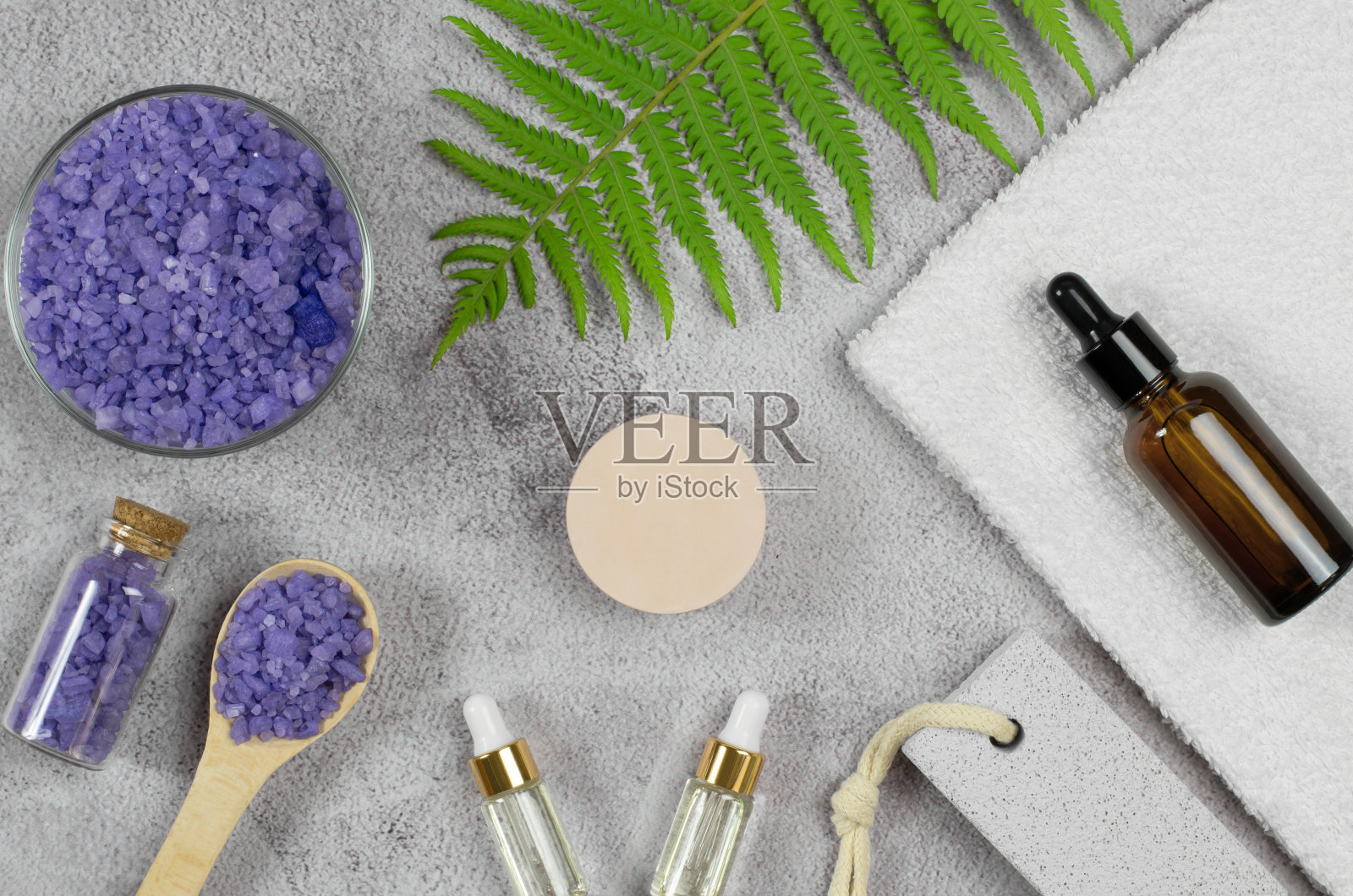 水疗成分与油，海盐和沐浴配件。模拟水疗中心背景，产品广告空间照片摄影图片