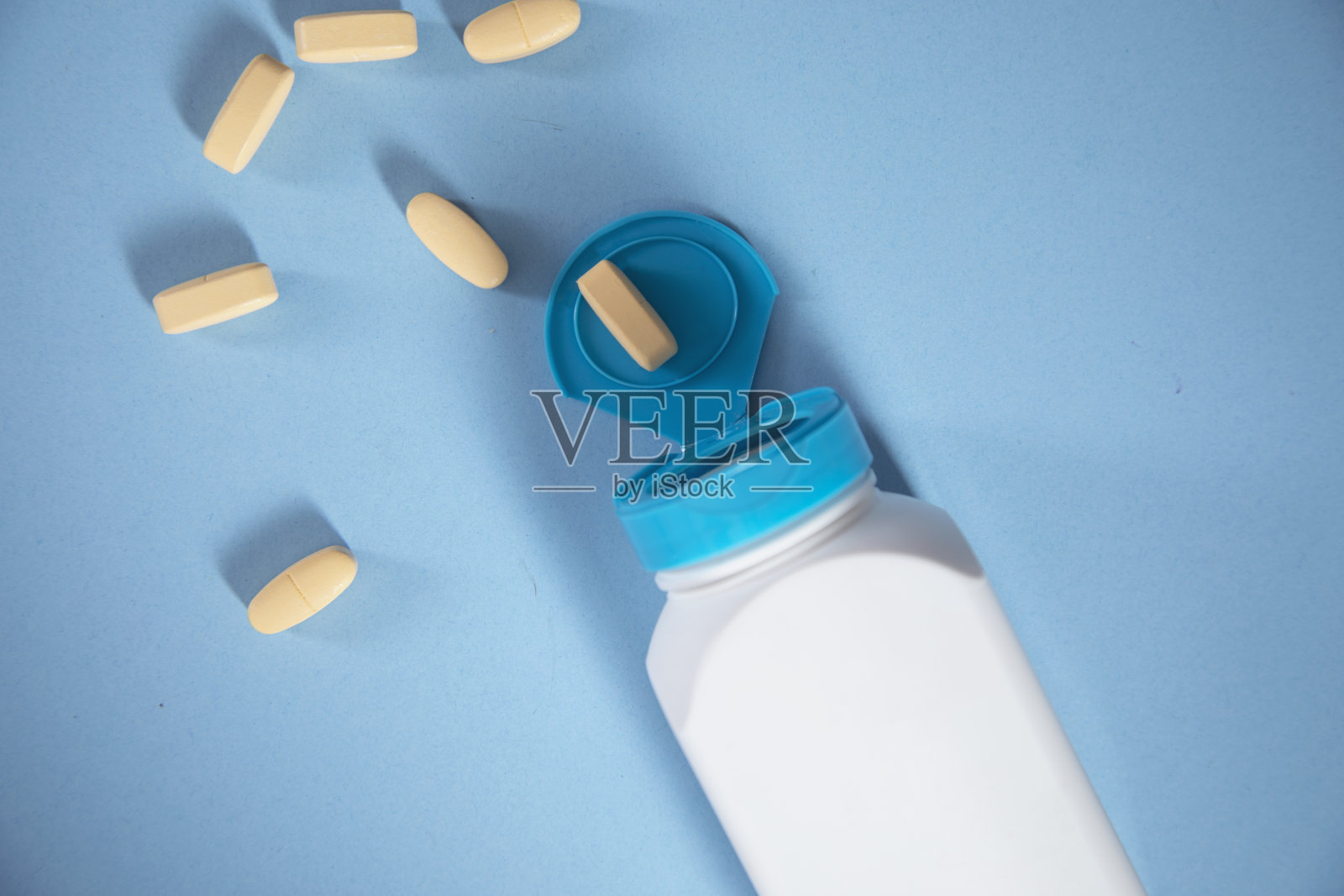 桌上有一瓶药照片摄影图片