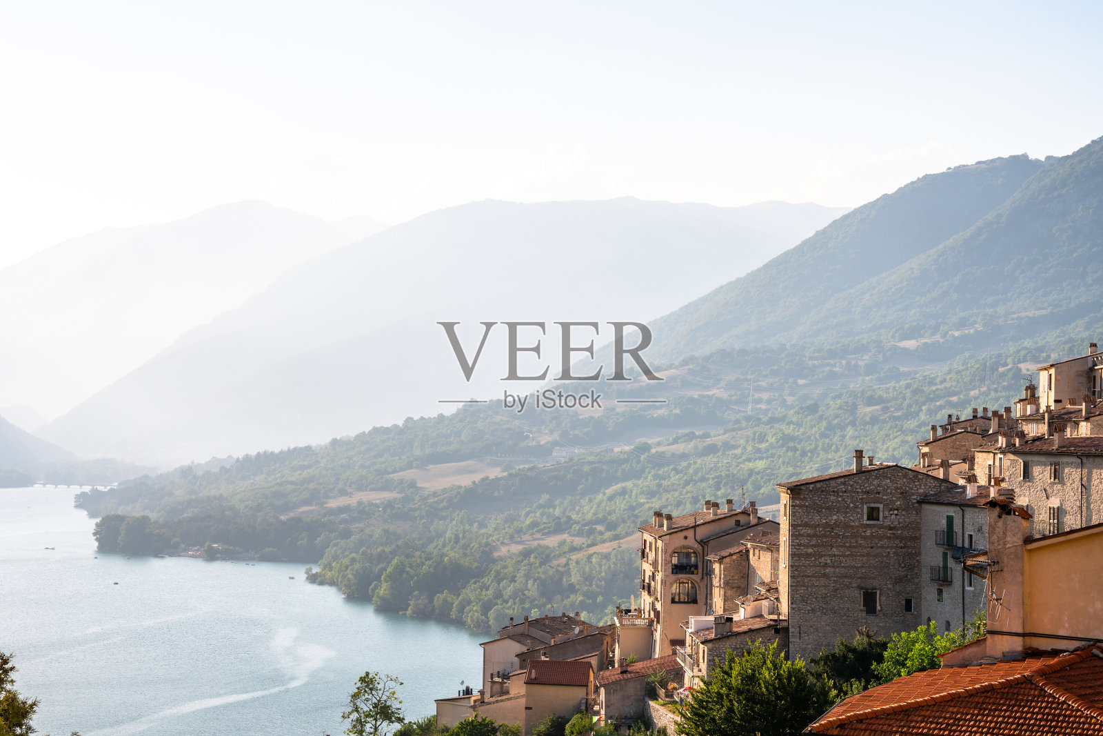 意大利阿布鲁佐地区美丽的巴里亚湖照片摄影图片