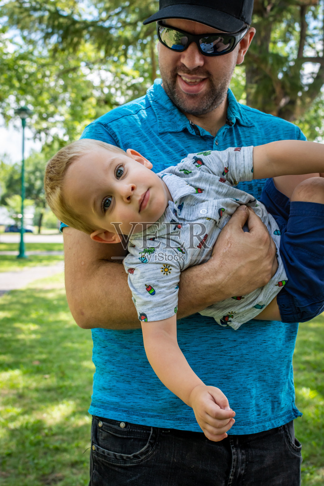 公园里的家庭时光。照片摄影图片