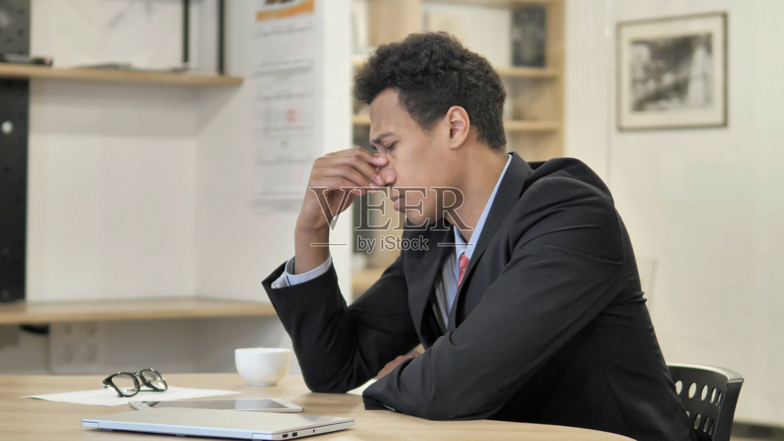 深思熟虑的年轻非洲商人思考新计划照片摄影图片