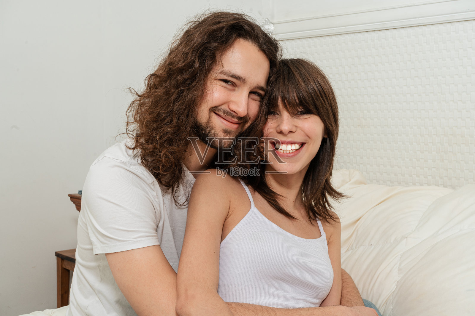 一对幸福的情侣对着镜头大笑照片摄影图片