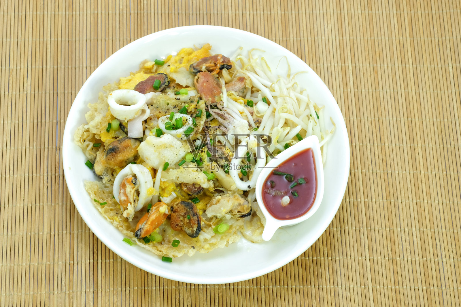 脆炸蛤蜊贻贝蛋薄煎饼。蛤蚌煎蛋卷。泰式街头小吃(蛋炒贻贝)照片摄影图片