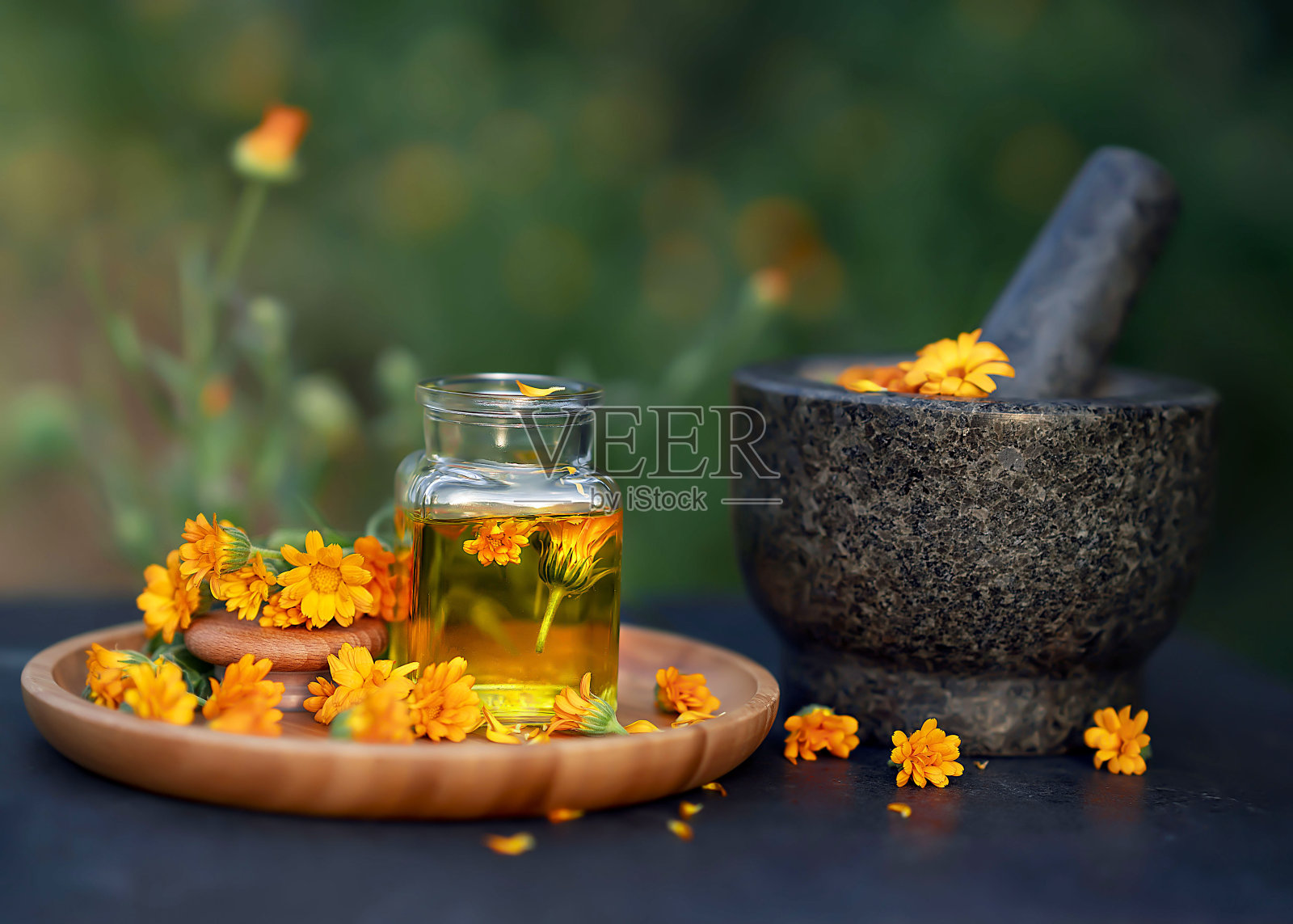 金盏菊玻璃瓶精油照片摄影图片