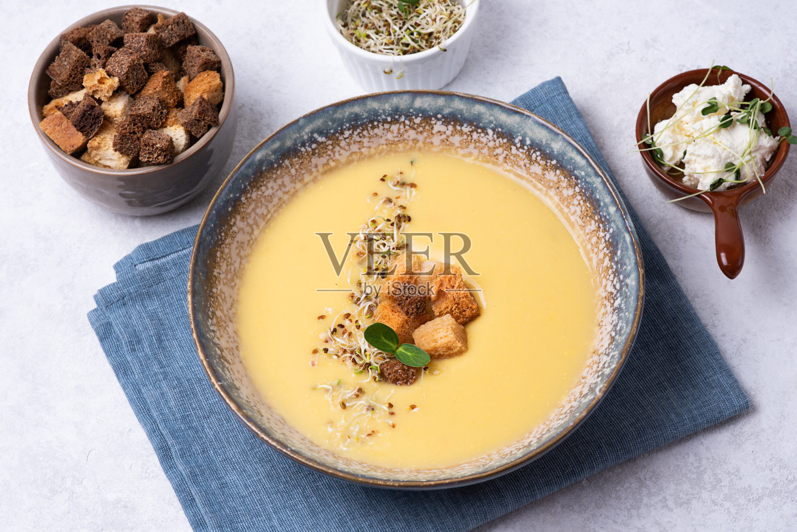 由蔬菜制成的健康素食奶油汤，白色背景的南瓜汤。照片摄影图片